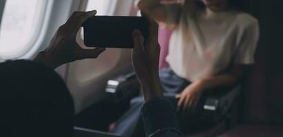 passagier vliegtuig pratend vrolijk concept foto