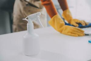 kantoor schoonmaak onderhoud. conciërge sproeien bureau. werkplaats hygiëne foto