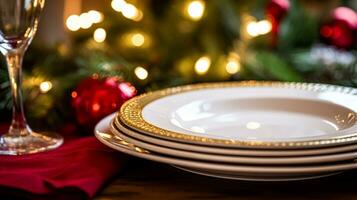 serviesgoed en serviesgoed reeks voor winter vakantie familie diner, Kerstmis huishoudartikelen decor voor vakantie in de Engels land huis, geschenk reeks en huis styling foto