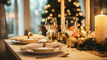 ai gegenereerd feestelijk datum nacht tafellandschap idee, avondeten tafel instelling voor twee en kerstmis, nieuw jaar, valentijnsdag dag decor, Engels land huis styling foto