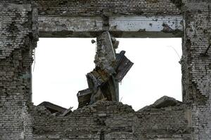 vernietigd en verbrand huizen in de stad Rusland Oekraïne oorlog foto