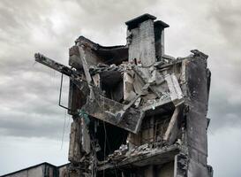 vernietigd en verbrand huizen in de stad Rusland Oekraïne oorlog foto