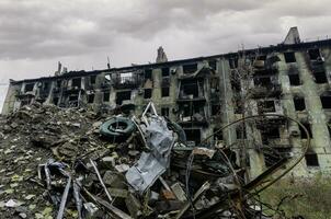 vernietigd en verbrand huizen in de stad Rusland Oekraïne oorlog foto