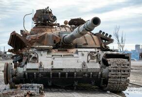 beschadigd leger tank Aan een stad straat in Oekraïne foto