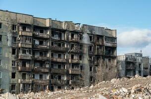 vernietigd en verbrand huizen in de stad Rusland Oekraïne oorlog foto