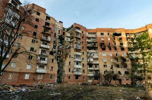 vernietigd en verbrand huizen in de stad Rusland Oekraïne oorlog foto