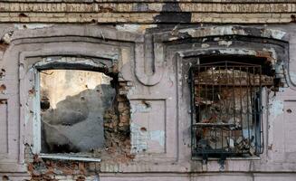 leeg ramen van een beschadigd huis in Oekraïne foto