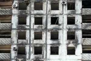 vernietigd en verbrand huizen in de stad Rusland Oekraïne oorlog foto