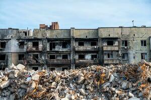 vernietigd en verbrand huizen in de stad Rusland Oekraïne oorlog foto