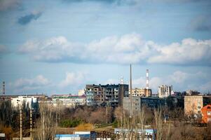 vernietigd en verbrand huizen in de stad Rusland Oekraïne oorlog foto