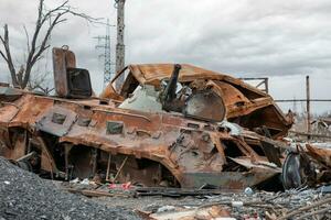 verbrand tank en vernietigd gebouwen van de azovstal fabriek winkel in mariupol foto