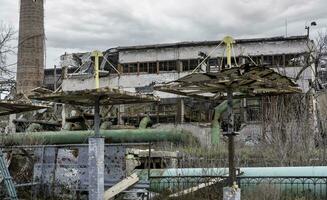 vernietigd gebouwen van de werkplaats van de azovstal fabriek in mariupol Oekraïne foto