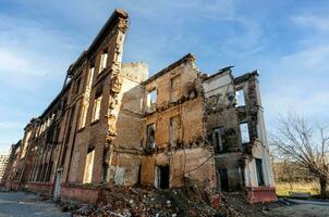 vernietigd en verbrand huizen in de stad Rusland Oekraïne oorlog foto