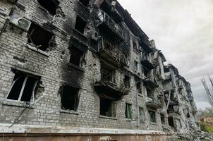 vernietigd en verbrand huizen in de stad Rusland Oekraïne oorlog foto