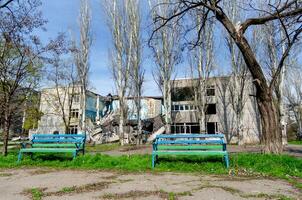 vernietigd en verbrand school- in de stad Rusland Oekraïne oorlog foto