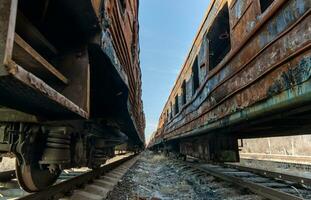 beschadigd en verbrand treinen in Oekraïne foto