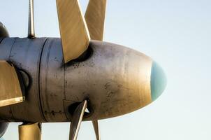 propeller messen van een wijnoogst vliegtuig Aan een blauw achtergrond foto