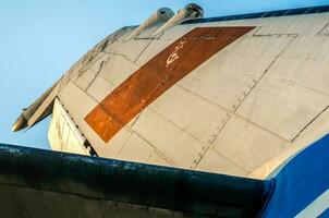 Vleugels van een groot Sovjet passagiersvliegtuig tegen een blauw lucht foto