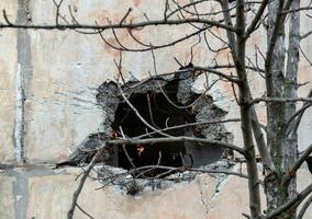 vernietigd en verbrand huizen in de stad Rusland Oekraïne oorlog foto