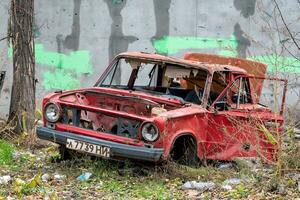 beschadigd en geplunderd auto's in een stad in Oekraïne gedurende de oorlog foto