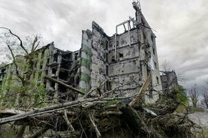 vernietigd en verbrand huizen in de stad Rusland Oekraïne oorlog foto