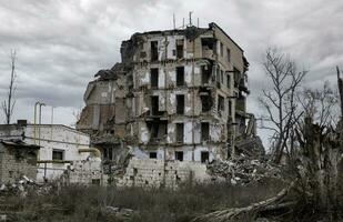 vernietigd en verbrand huizen in de stad Rusland Oekraïne oorlog foto