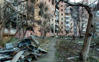 vernietigd en verbrand huizen in de stad Rusland Oekraïne oorlog foto