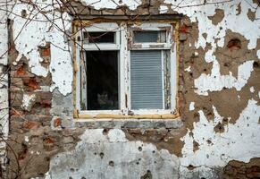 vernietigd en verbrand huizen in de stad Rusland Oekraïne oorlog foto