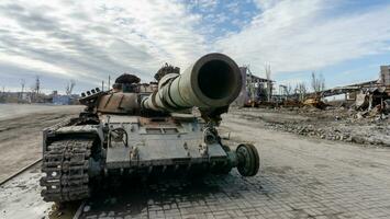 beschadigd leger tank Aan een stad straat in Oekraïne foto