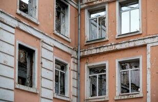 vernietigd en verbrand huizen in de stad Rusland Oekraïne oorlog foto