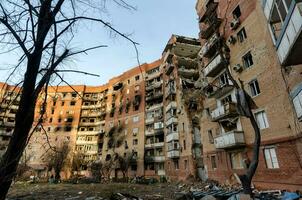 vernietigd en verbrand huizen in de stad Rusland Oekraïne oorlog foto