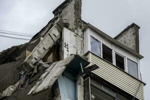 vernietigd en verbrand huizen in de stad Rusland Oekraïne oorlog foto