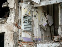 vernietigd en verbrand huizen in de stad gedurende de oorlog in Oekraïne foto