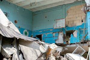 vernietigd en verbrand school- in de stad Rusland Oekraïne oorlog foto