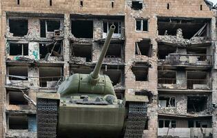 leger tank Aan een stad straat in Oekraïne foto