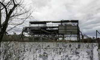 vernietigd gebouwen van de werkplaats van de azovstal fabriek in mariupol Oekraïne foto
