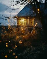 ai gegenereerd oud huis in de Woud Bij nacht met een slinger en lichten foto