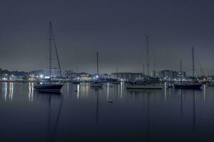 mistig baai jachthaven foto