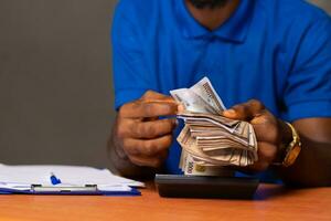 Nigeriaans Mens tellen sommige geld foto