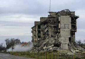 vernietigd en verbrand huizen in de stad Rusland Oekraïne oorlog foto