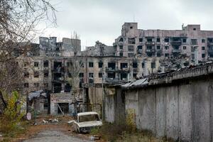 vernietigd en verbrand huizen in de stad Rusland Oekraïne oorlog foto