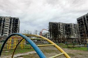 vernietigd en verbrand huizen in de stad Rusland Oekraïne oorlog foto