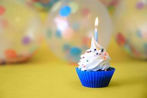 heldere gelukkige verjaardag cupcakes met kaarsen foto
