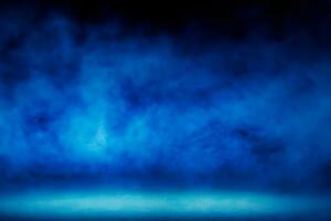 leeg ruimte studio donker kamer met blauw verlichting effect en mist in zwart achtergrond. foto