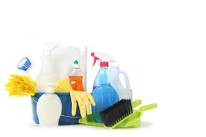 huishoudelijke schoonmaakmiddelen in een blauwe emmer foto