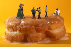 politieagenten in conceptuele voedselbeelden met donuts foto