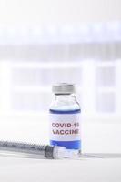 covid-19 virusvaccin geschoten in injectieflacon klaar om op wit te worden toegediend foto