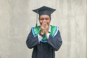 jong Indonesisch jongens viering en proost wanneer diploma uitreiking moment. foto