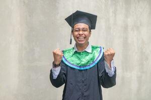 jong Indonesisch jongens viering en proost wanneer diploma uitreiking moment. foto