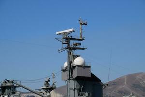mast oorlogsschip. de bliksem afleiders en antenne kortegolf en lange golf gegevens. marinier onderhoud foto